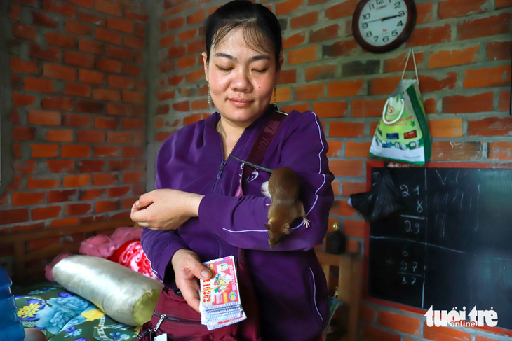 Chị Ngân và Lắc trở thành &quot;nhân vật&quot; vui ngộ ở huyện Mỏ Cày Nam - Ảnh: A.VI