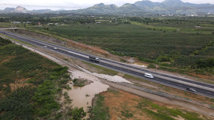 Mưa to khiến cao tốc Phan Thiết - Dầu Giây ngập nặng, dự báo hôm nay thời tiết vẫn mưa, do đó cảnh ngập có thể tái diễn - Ảnh: ĐỨC TRONG