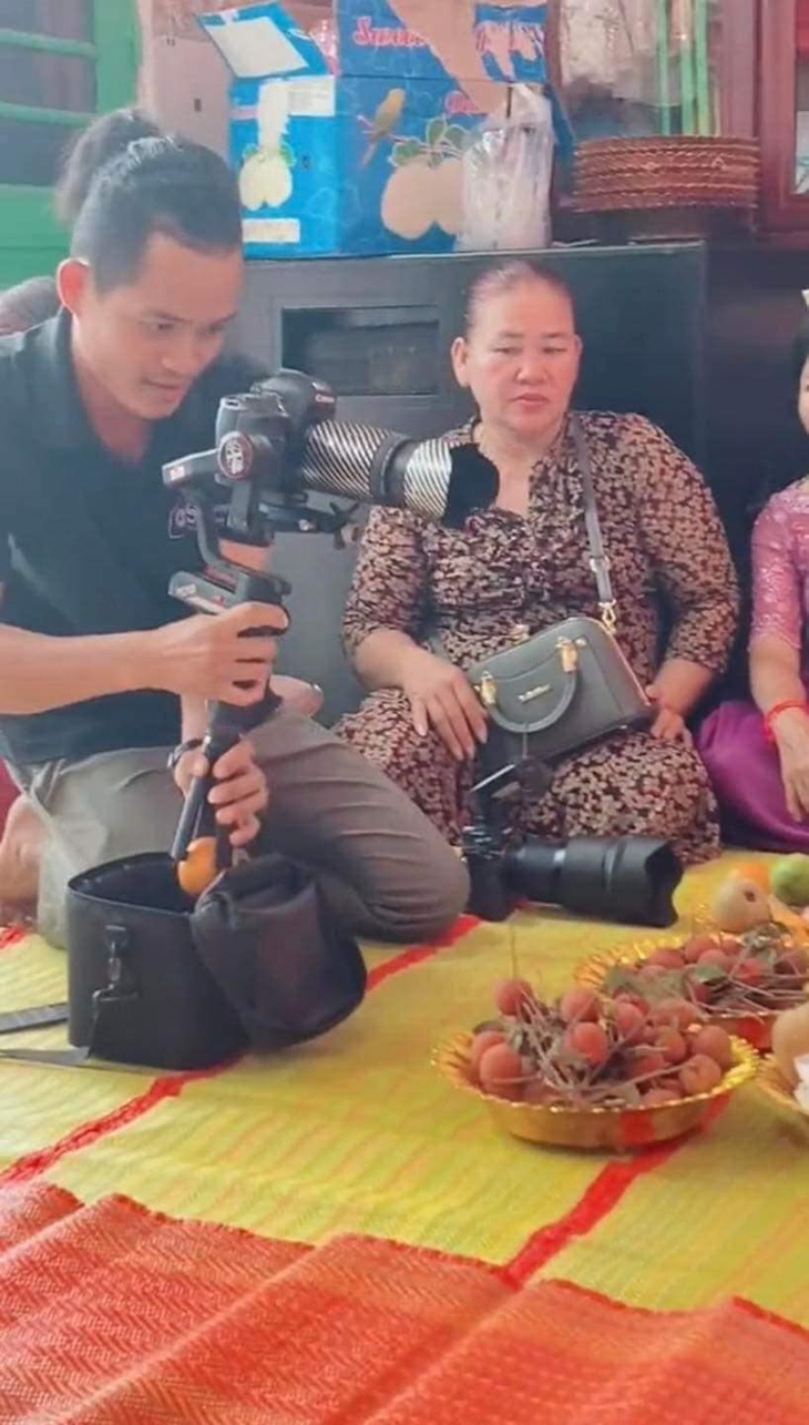 Ảnh vui 29-7: Một công đôi ba chuyện - Ảnh 1. Tay làm hàm nhai, tay quai miệng trễ, nhưng bỏ xuống nha em ơi!