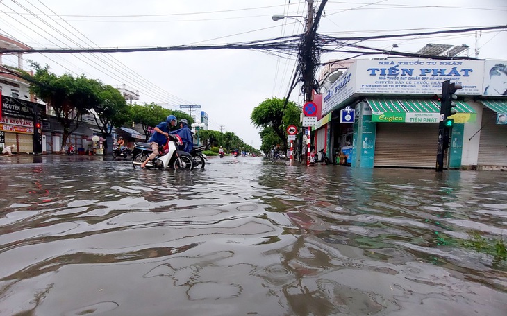 Mưa lớn suốt đêm, nhiều tuyến đường ở Rạch Giá 