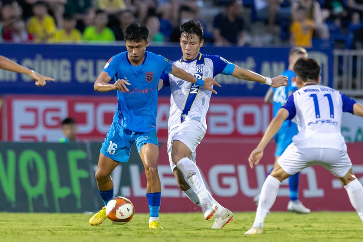 B.Bình Dương (áo xanh) có chiến thắng đầu tiên ở V-League 2023 - Ảnh: XUÂN THỦY