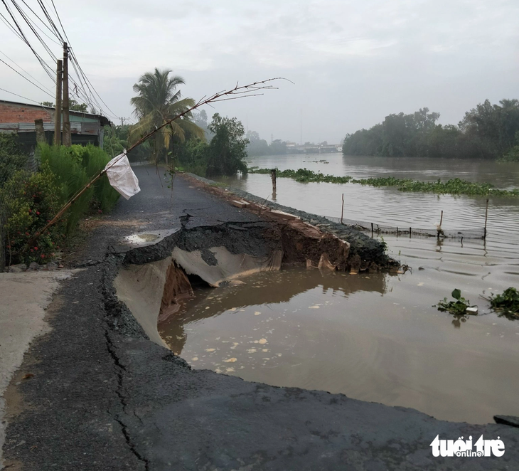 Hiện trường vụ sạt lở trên sông Ba Rài - Ảnh: HOÀI THƯƠNG