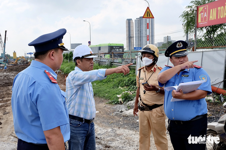 Tái kiểm tra tại nút giao ngàn tỉ An Phú - Ảnh 1. Thanh tra giao thông Sở Giao thông vận tải TP.HCM và Đội cảnh sát giao thông Cát Lái kiểm tra tại gói thầu XL7 - Ảnh: PHƯƠNG NHI