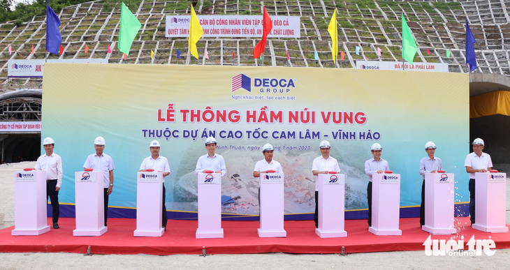 Lãnh đạo Bộ Giao thông vận tải và các đơn vị nhấn nút thông hầm đường bộ Núi Vung - Ảnh: DUY NGỌC