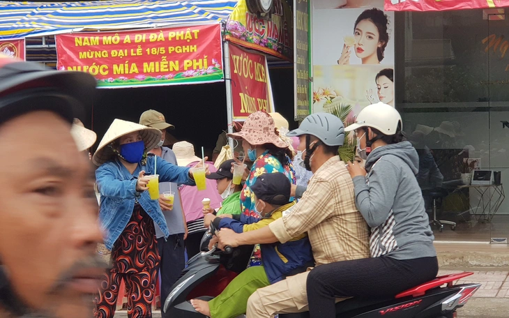 Hàng ngàn người đổ về cúng viếng đại lễ 135 năm Đức Bổn sư viên tịch - Ảnh 10.