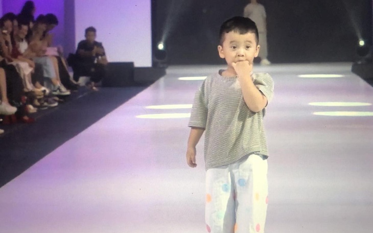 Mẫu nhí vừa mút tay vừa catwalk cưng ơi là cưng