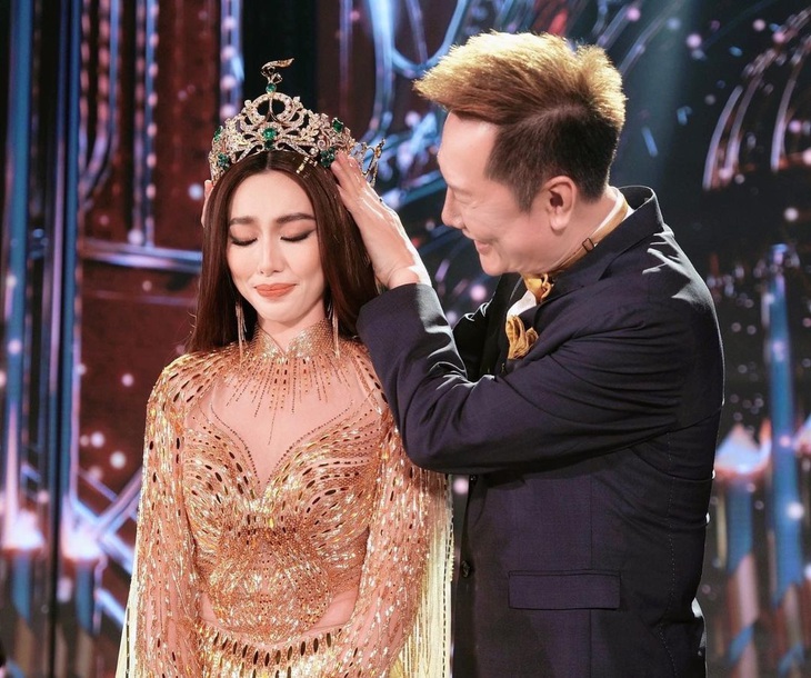 Ông Nawat trao danh hiệu Miss Grand International cho Thùy Tiên vào năm 2021. Đến năm 2023 cô có một năm đầy drama với tổ chức đã trao vương miện cho mình - Ảnh: Instagram nhân vật