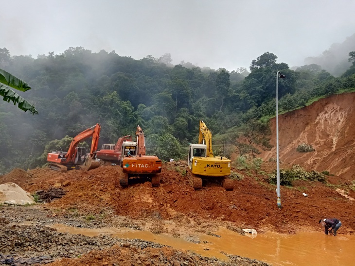 Cơ quan chức năng đang điều động phương tiện để xử lý khối đất đá sạt lở tràn ngang đường đèo Bảo Lộc - Ảnh: Văn phòng Quản lý đường bộ IV.1