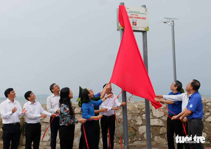 Đại diện lãnh đạo TP.HCM, Thành Đoàn cùng địa phương khánh thành công trình &quot;Thắp sáng đường biên&quot; tại xã đảo Thạnh An (huyện Cần Giờ) - Ảnh: K.ANH