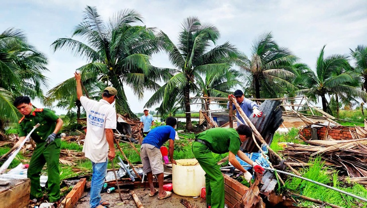 Công an và đoàn viên đã đến hiện trường ở huyện U Minh hỗ trợ người dân khắc phục hậu quả - Ảnh: THANH HUYỀN