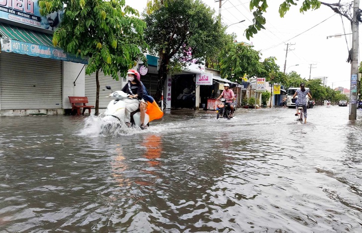 Mưa lớn suốt đêm 28 đến sáng 29-7 nên nhiều tuyến đường ở TP Rạch Giá (Kiên Giang) bị ngập sâu - Ảnh: CHÍ CÔNG