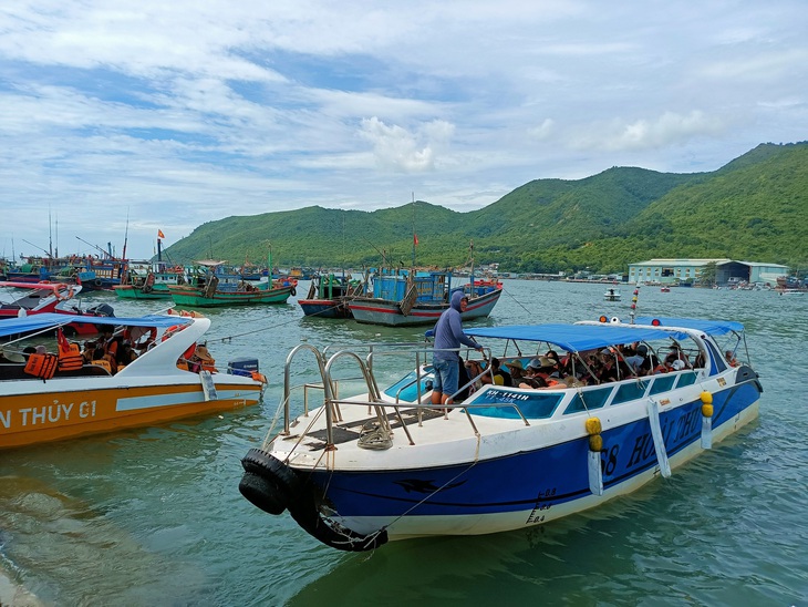 Tàu du lịch ra vào ngay khu vực tàu cá neo đậu gây khó khăn, mất an toàn - Ảnh: MINH CHIẾN