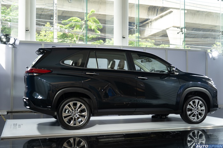 So với Mitsubishi Xpander, Toyota Innova 2023 vốn thuộc phân khúc trên nên dài hơn 160mm, rộng hơn 100mm, cao hơn 45mm và chiều dài cơ sở lớn hơn 75mm - Ảnh: Autospinn