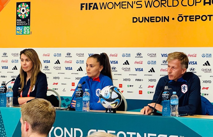 HLV Andries Jonker và tiền đạo Lieke Martens trong cuộc họp báo tại sân Dunedin ngày 31-7 - Ảnh: TR.N.