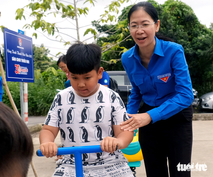 Bí thư Thành Đoàn TP.HCM Phan Thị Thanh Phương chơi cùng thiếu nhi huyện Hóc Môn tại sân chơi được xây tặng ở xã Đông Thạnh - Ảnh: VŨ THỦY