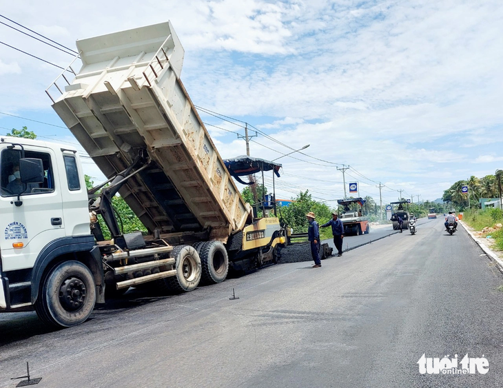 Đơn vị thi công trải thảm nhựa lần 2 để đoạn quốc lộ 80 (đoạn Kiên Lương - TP Hà Tiên) sớm hoàn thành, phục vụ dân và du khách đi lại - Ảnh: CHÍ CÔNG