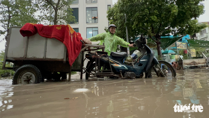 Ngập úng khiến các phương tiện giao thông di chuyển khó khăn - Ảnh: NAM TRẦN