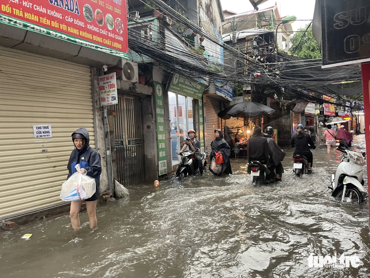 Đường Triều Khúc cũng mênh mông nước - Ảnh: DƯƠNG LIỄU