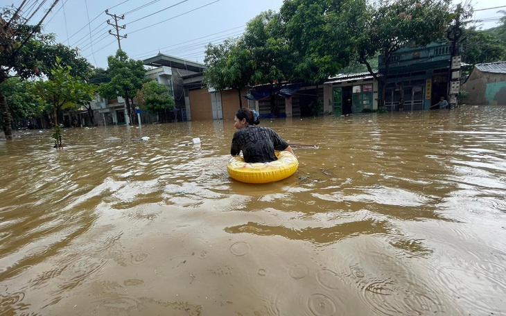 Lào Cai ngập ngang bụng sau mưa lớn, người dân dùng phao để đi lại