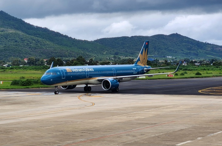 Máy bay Airbus A321 của Vietnam Airlines đáp xuống sân bay Liên Khương - Ảnh: TUẤN PHÙNG