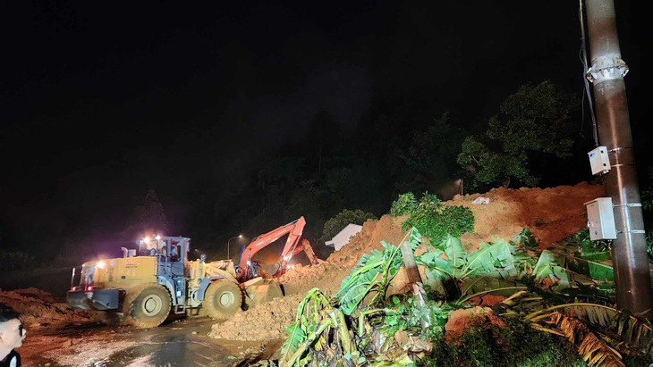 Xe máy đào đang chuyển đất ra khỏi hiện trường. Đây là khu vực nước ngầm chảy ra liên tục - Ảnh: MAI VINH