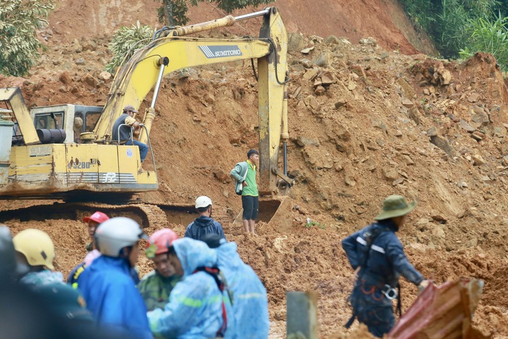 Hôm nay thời tiết tiếp tục mưa tại nhiều nơi, đề phòng sạt lở, lũ lụt. Ảnh chụp vụ sạt lở tại đèo Bảo Lộ do mưa nhiều ngày - Ảnh: CHÂU TUẤN