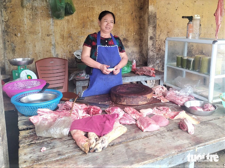 Một tiểu thương buôn bán ở chợ Voi phản ánh tình trạng vỡ hụi khiến nhiều người lo lắng - Ảnh: LÊ MINH