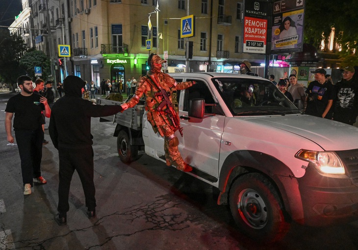 Lực lượng Wagner rút khỏi thành phố Rostov-on-Don của Nga ngày 24-6 - Ảnh: REUTERS