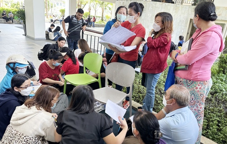 Khách hàng cần được tư vấn đầy đủ, mua bảo hiểm nhân thọ một cách tự nguyện, để hạn chế xảy ra các khiếu nại về sau - Ảnh: BÔNG MAI