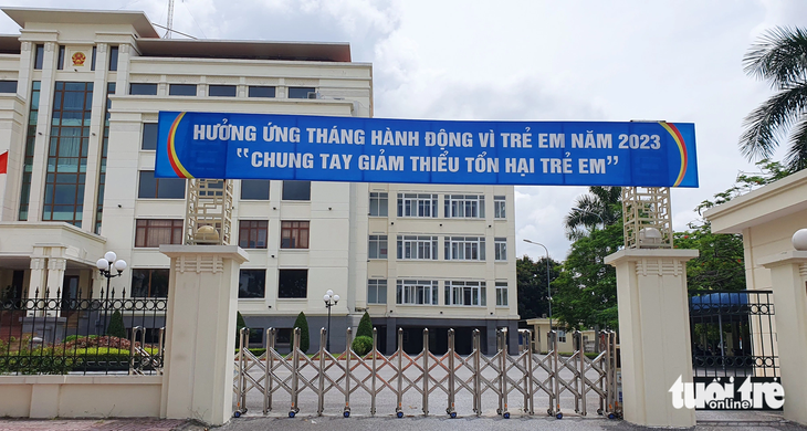 Lãnh đạo Ủy ban kiểm tra Thành ủy Hải Phòng yêu cầu làm rõ nội dung cho rằng đơn vị đã đồng ý với chuyện &quot;nợ bằng&quot; của ông Phạm Văn Toàn - trưởng Phòng nội vụ Hải An - Ảnh: T.THẮNG