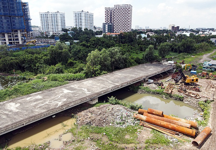 Công trường thuộc dự án vành đai 2 (đoạn 3) đã bị hoang hóa, máy móc hoen gỉ - Ảnh: CHÂU TUẤN