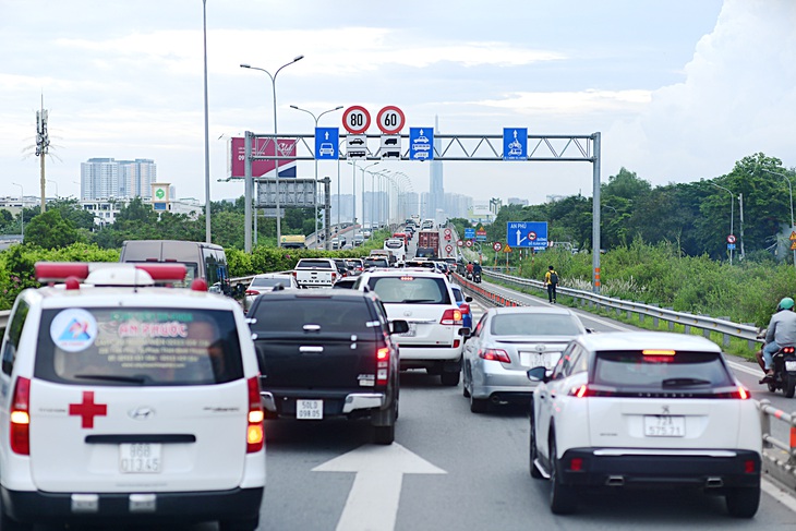 Ùn xe kéo dài trên đường dẫn cao tốc TP.HCM - Long Thành - Dầu Giây hướng về nút giao An Phú, TP Thủ Đức, TP.HCM - Ảnh: QUANG ĐỊNH