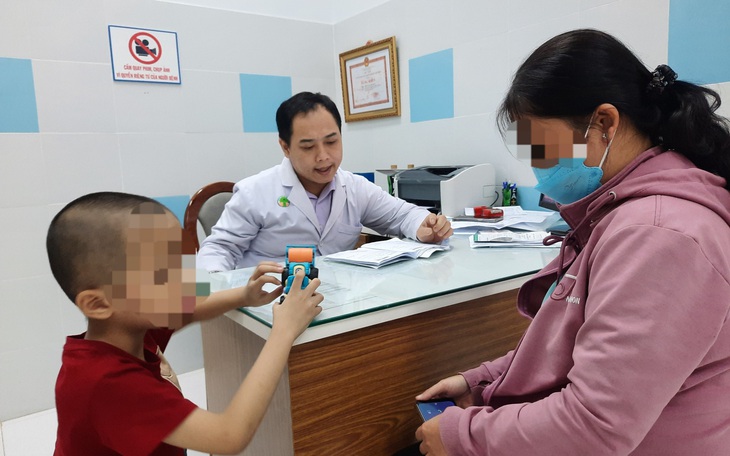 Trẻ xem điện thoại, máy tính bảng quá sớm có thể bị thay đổi cấu trúc não - Ảnh 2.