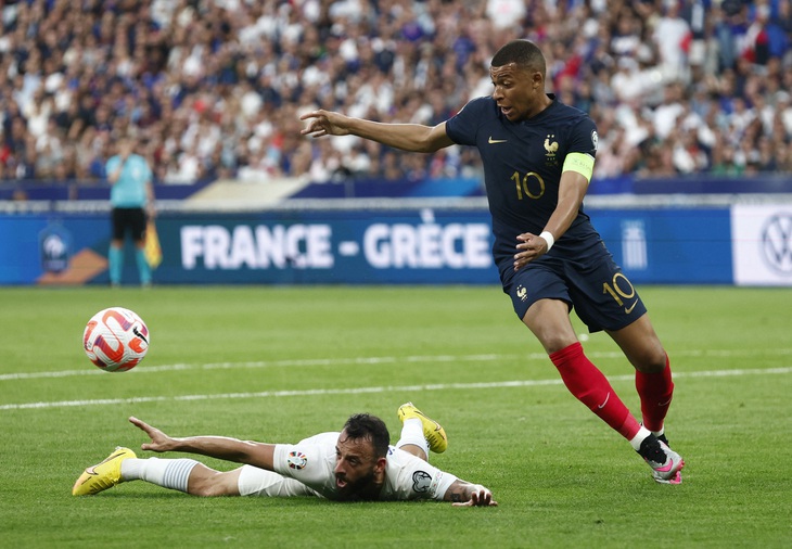 Mbappe ra sân cho tuyển Pháp hồi cuối tháng 6 - Ảnh: REUTERS