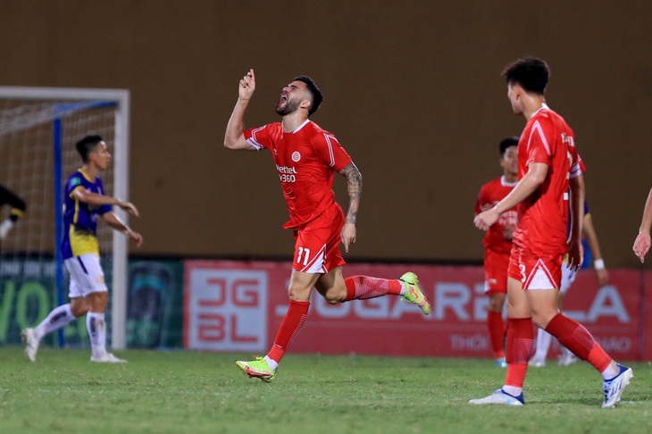 Ngoại binh Jeferson Elías ghi bàn thắng ấn định chiến thắng 2-1 cho Viettel trước CLB Hà Nội - Ảnh: MINH ĐỨC