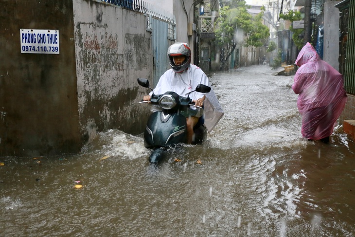 Những ngày qua, sau các trận mưa lớn, nhiều tuyến đường tại TP.HCM lại ngập nặng - Ảnh: CHÂU TUẤN