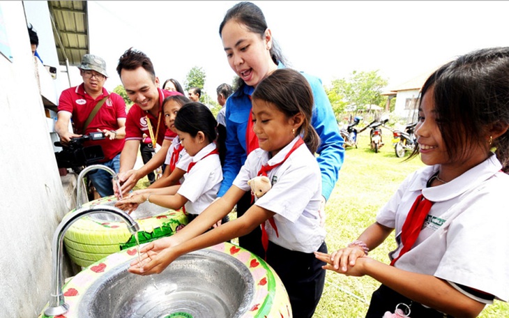 Dấu ấn tình nguyện Việt ở nước triệu voi