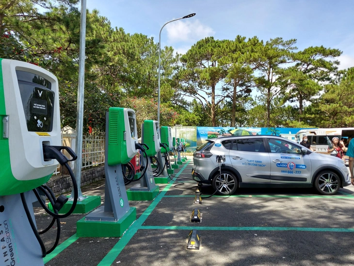 Bộ Công Thương đưa ra loạt quy định về tiêu chuẩn với trụ sạc, trạm sạc xe điện - Ảnh 1.