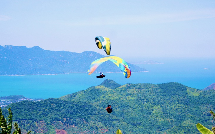 Bay trên Hòn Én ngắm Nha Trang từ dù lượn