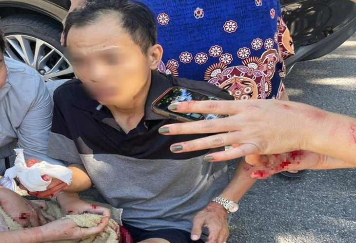 Thành viên công ty khai thác cát bị phục chém trước nhà - Ảnh 1. Hiện trường vụ ông H., thành viên công ty khai thác cát, bị chém - Ảnh: H.B.