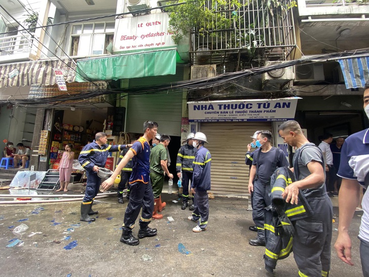 11h, chiếc xe cứu thương thứ ba rời khỏi hiện trường. Lực lượng cảnh sát phong tỏa ngôi nhà bị cháy để khám nghiệm hiện trường - Ảnh: CHÍ TUỆ