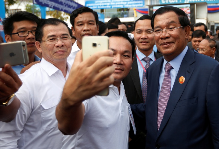 Ông Duong Dara, một trợ lý của Thủ tướng Hun Sen, giải thích các mạng xã hội của nhà lãnh đạo Campuchia có số người theo dõi tăng nhanh từng ngày là vì ông có nhiều người Campuchia ở trong và ngoài nước yêu mến, tôn trọng - Ảnh: AFP