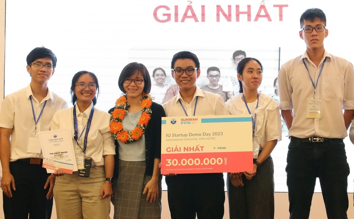 Nhóm Independence Mobility nhận giải đội vô địch cuộc thi IU Start-up demo day 2023 - Ảnh: T.VÂN