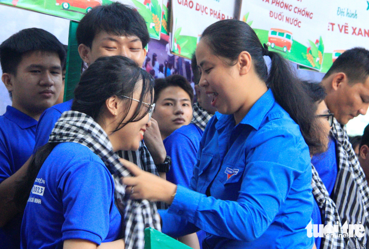 Chị Trịnh Thị Hiền Trân, phó bí thư Thành Đoàn TP.HCM, trao quà cho đội trưởng các đội hình - Ảnh: CÔNG TRIỆU