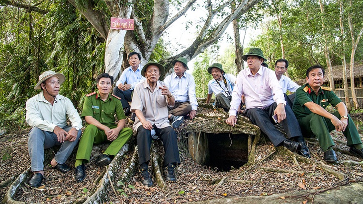 Ông Lê Phước Thọ (thứ ba từ trái sang, hàng trước) về thăm căn cứ rừng tràm Mỹ Phước, Sóc Trăng - Ảnh: V.N.N.