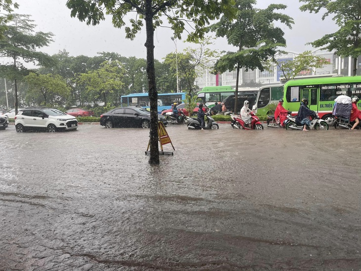 Ngập úng khiến các phương tiện giao thông di chuyển khó khăn trên đường Cổ Linh (Long Biên) - Ảnh: HƯƠNG NGUYỄN