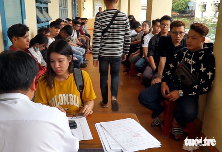 Từ tháng 8, người dân được đăng ký xe tại nơi tạm trú - Ảnh 1. Người dân làm thủ tục thi lấy bằng lái xe tại một trung tâm sát hạch trên địa bàn TP.HCM - Ảnh: C.T