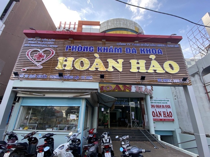 Phòng khám đa khoa Hoàn Hảo hỗ trợ người dân làm thủ tục đổi giấy phép lái xe - Ảnh: TÂM AN