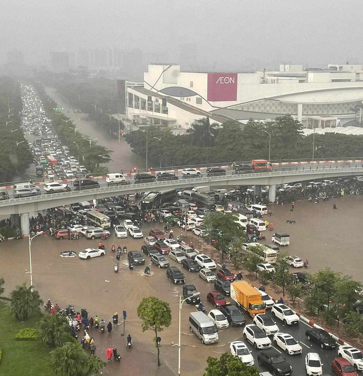 Mưa to gây ngập úng khiến giao thông ngã tư đường Cổ Linh - Đàm Quang Trung tắc cứng - Ảnh: HOA LÊ