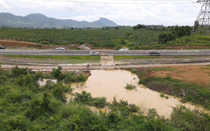 Ngập cao tốc Dầu Giây - Phan Thiết: Ai lại đổ lỗi cho dòng sông!